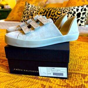 Freda Salvador -Libby- low top sneaker in stucco suede